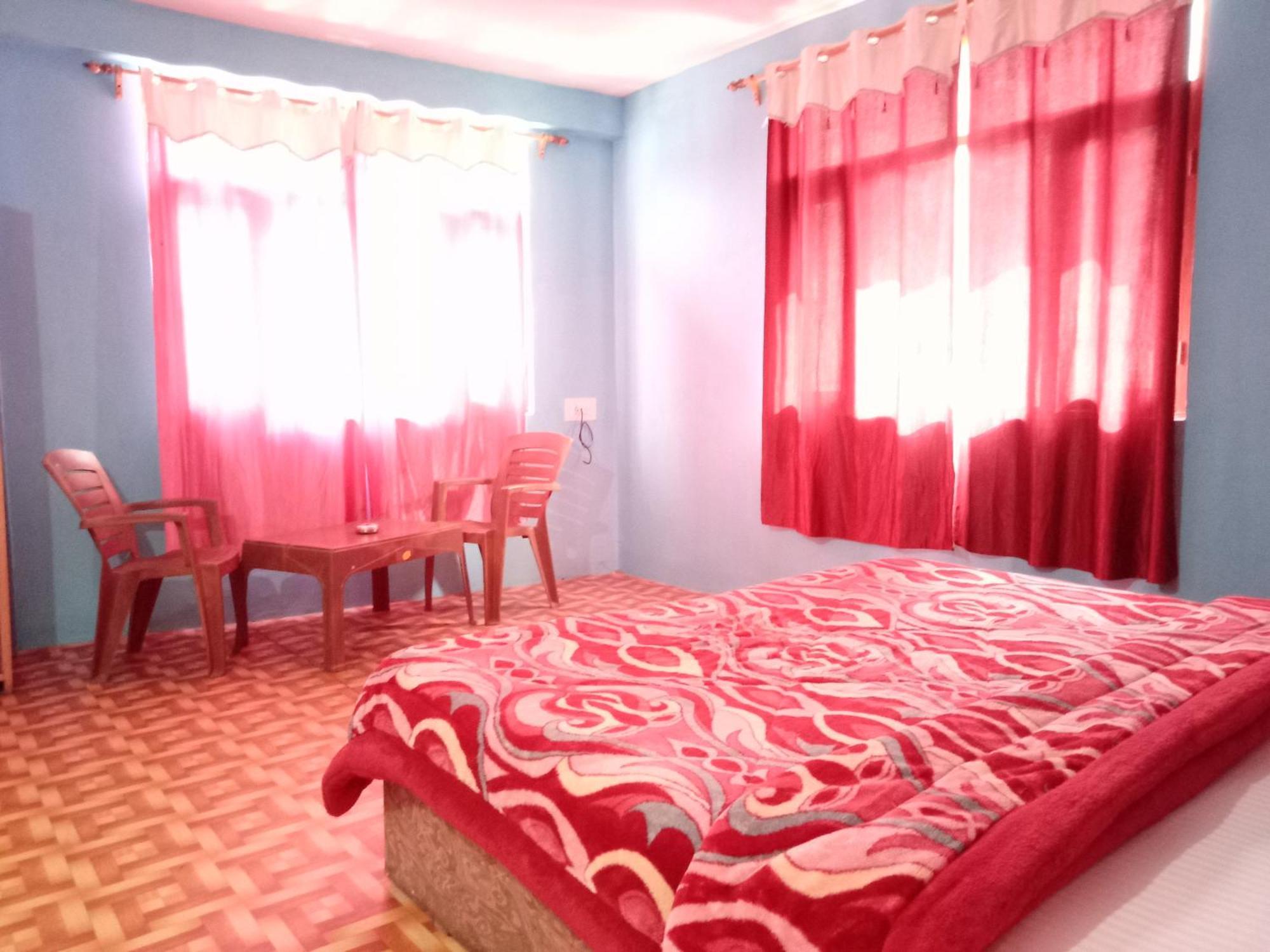 Non Stop Cafe Hostel & Stay Manāli Rum bild