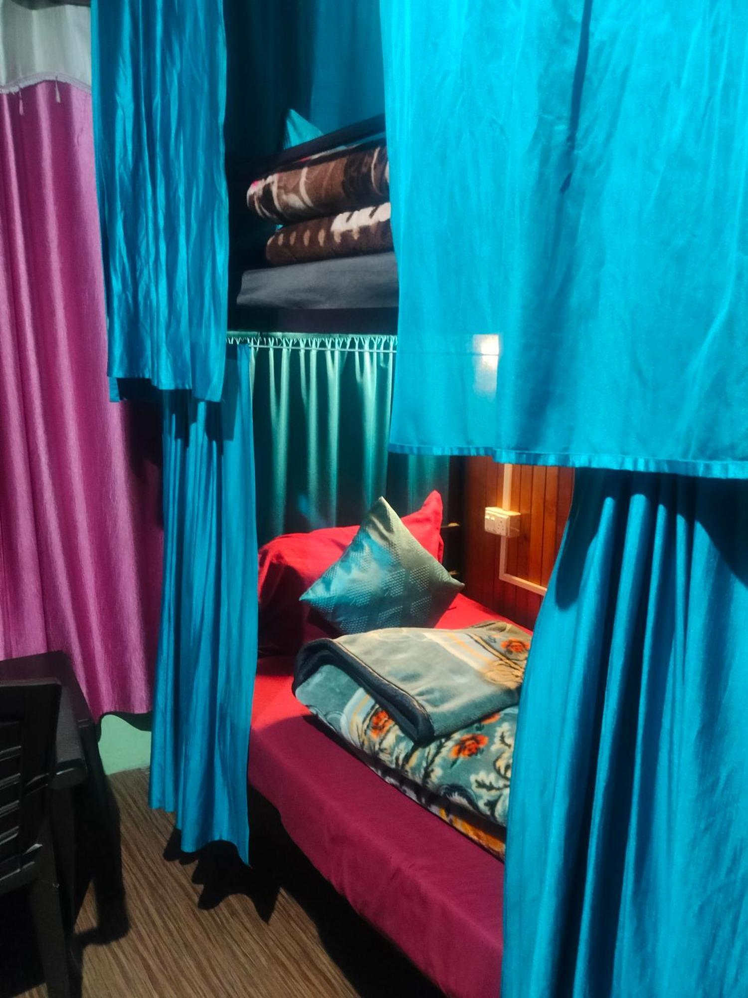 Non Stop Cafe Hostel & Stay Manāli Rum bild